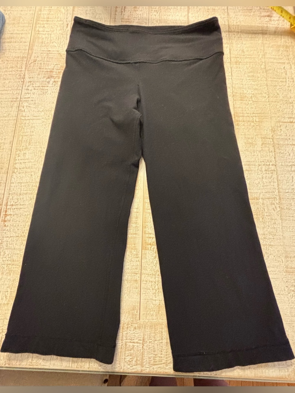 lululemon athletica Black low rise capri yoga pants